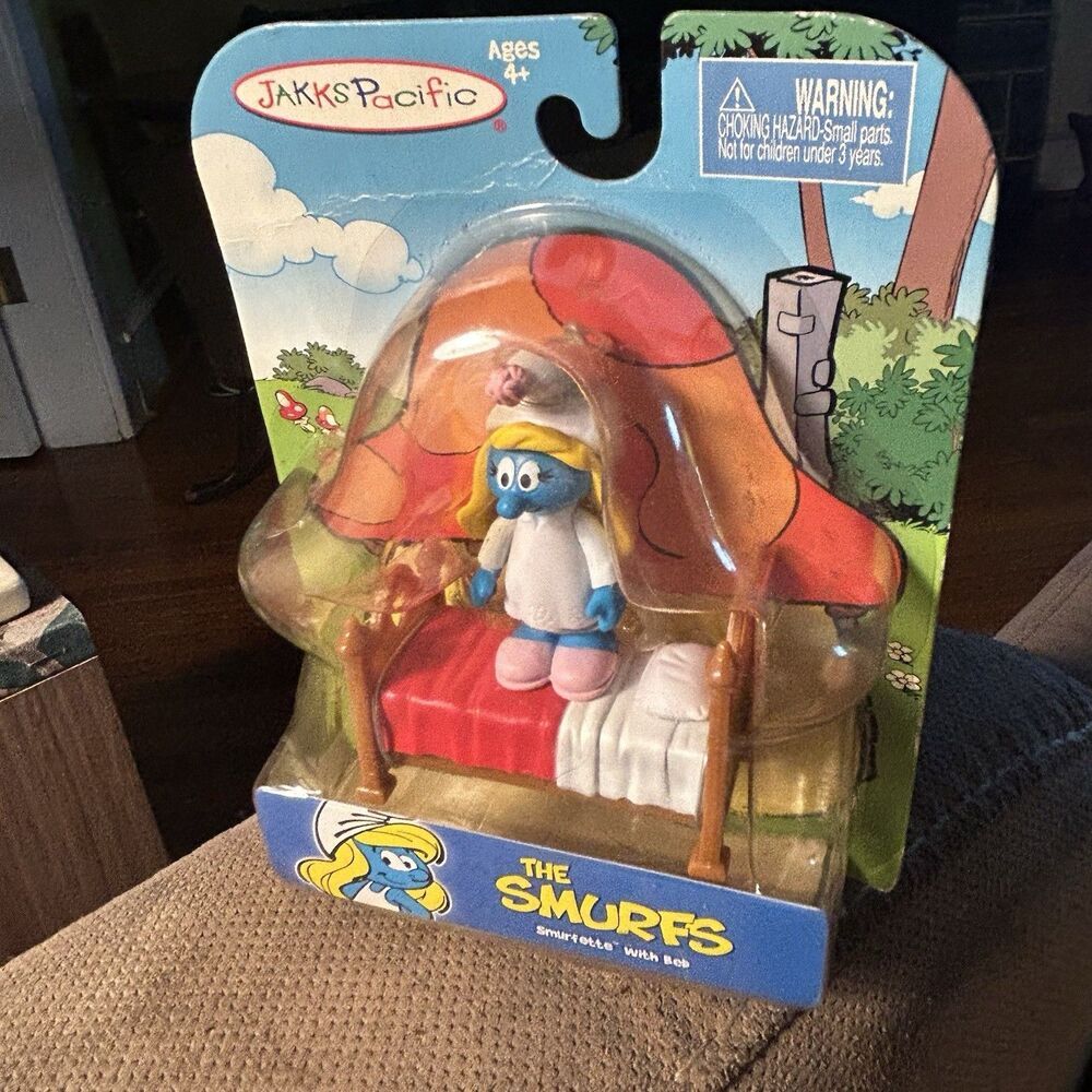 New NIB Jakks Pacific 2009 The Smurfs Smurfette With Bed 2.5" Action Figure